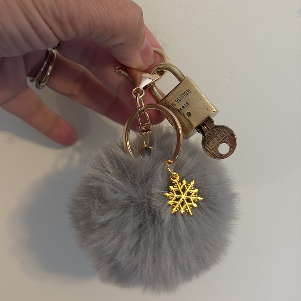 Louis Vuitton #204 Lock & Key w/ Unbranded Key chain / Bag Charm